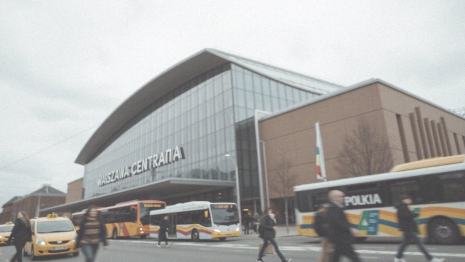 Gdzie znajduje się stacja kolejowa Warszawa Centralna?