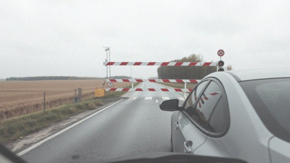 Jakie są obowiązki kierowców przed przejazdem kolejowym z zaporami?
