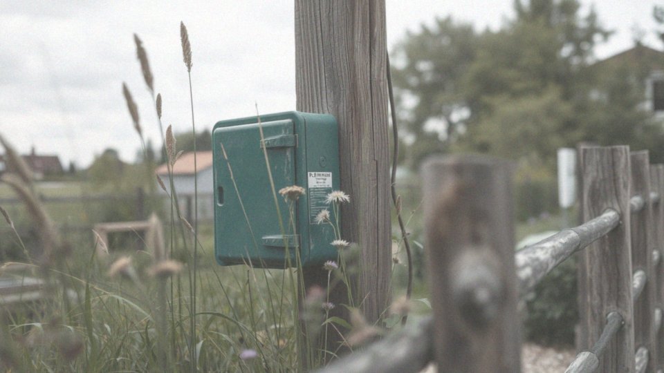Co oznacza posiadanie skrzynki elektrycznej na działce?