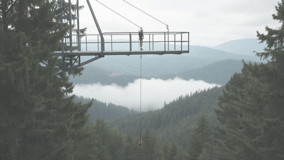 Co sprawia, że bungee jumping jest popularną atrakcją?