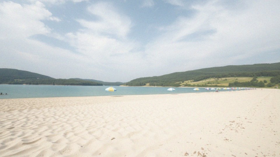 Gdzie znajduje się główna plaża Pogorii IV?